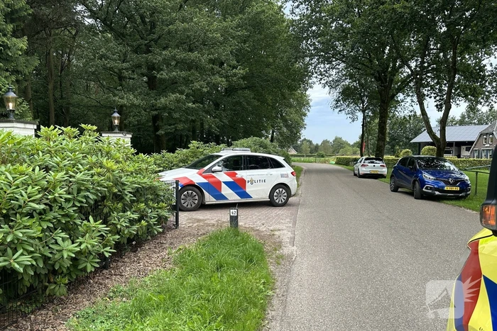 Wielrenner ten val door gat in weg