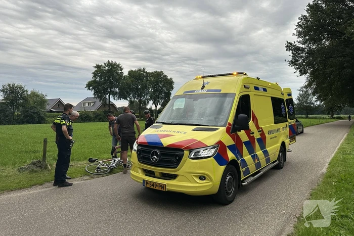Wielrenner ten val door gat in weg