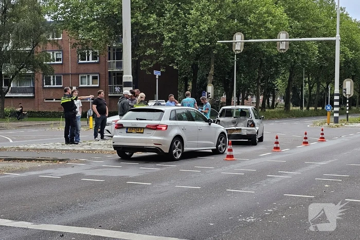 Automobilist rijdt door met zwaar beschadigde auto na kettingbotsing