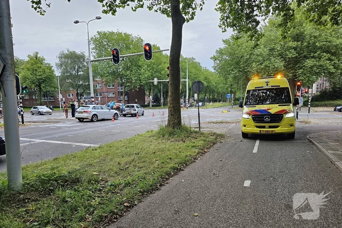Automobilist rijdt door met zwaar beschadigde auto na kettingbotsing