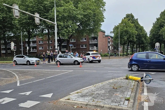 Automobilist rijdt door met zwaar beschadigde auto na kettingbotsing