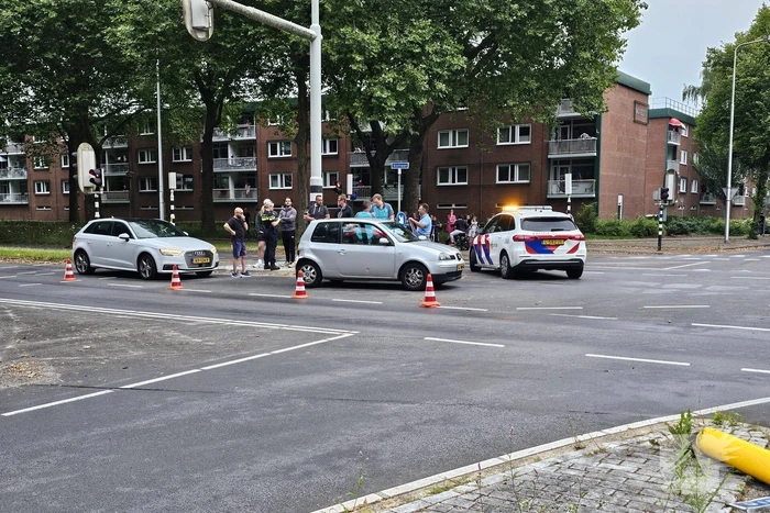 Automobilist rijdt door met zwaar beschadigde auto na kettingbotsing