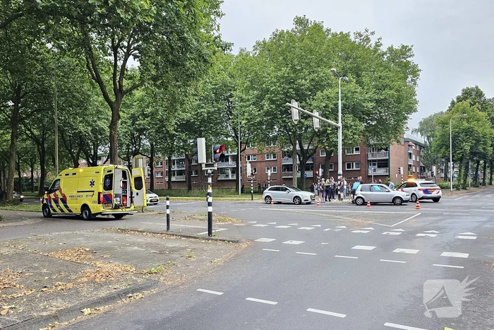 Automobilist rijdt door met zwaar beschadigde auto na kettingbotsing
