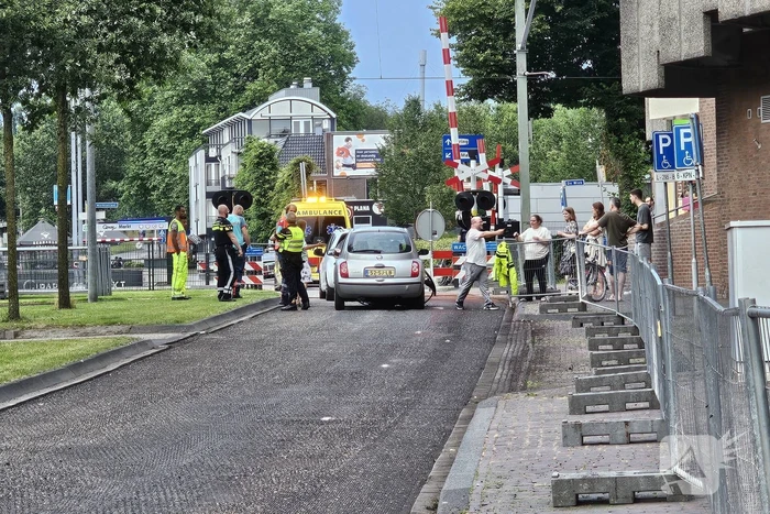 Automobilist rijdt door met zwaar beschadigde auto na kettingbotsing