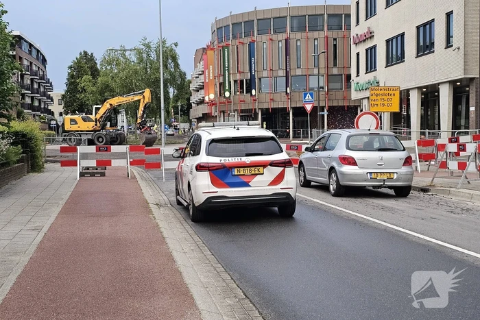 Automobilist rijdt door met zwaar beschadigde auto na kettingbotsing