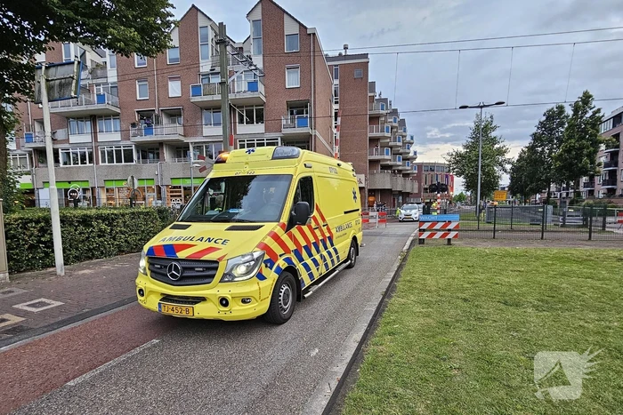 Automobilist rijdt door met zwaar beschadigde auto na kettingbotsing