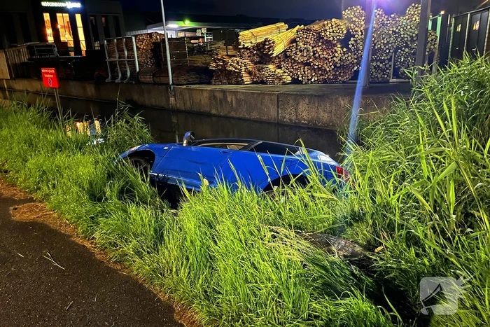 Auto te water na uitwijkmanoeuvre