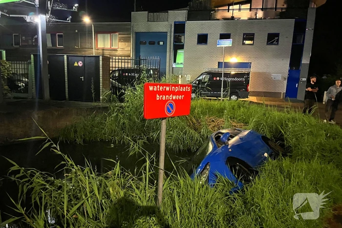Auto te water na uitwijkmanoeuvre