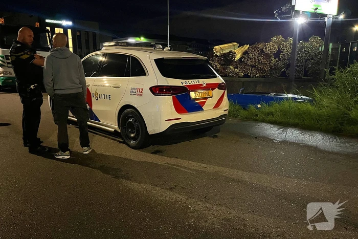 Auto te water na uitwijkmanoeuvre