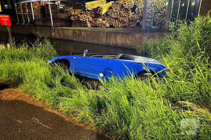 Auto te water na uitwijkmanoeuvre
