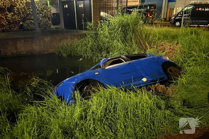 Auto te water na uitwijkmanoeuvre