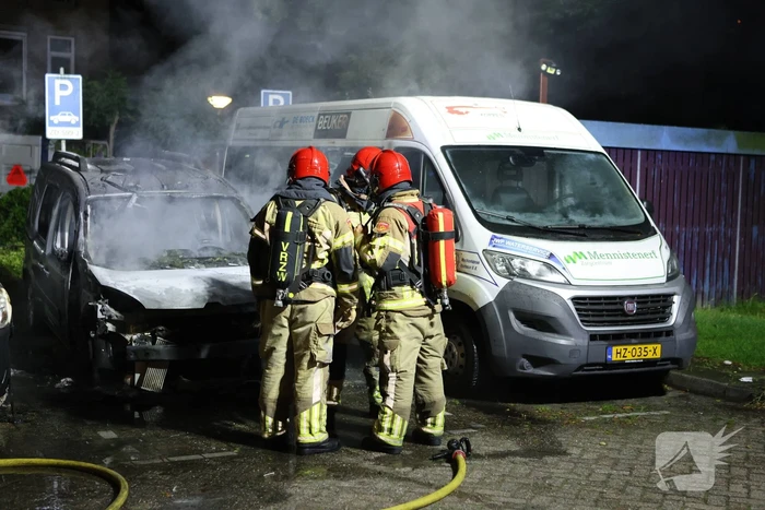 Voertuigen beschadigd na brand