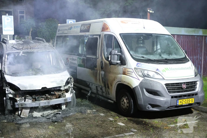 Voertuigen beschadigd na brand