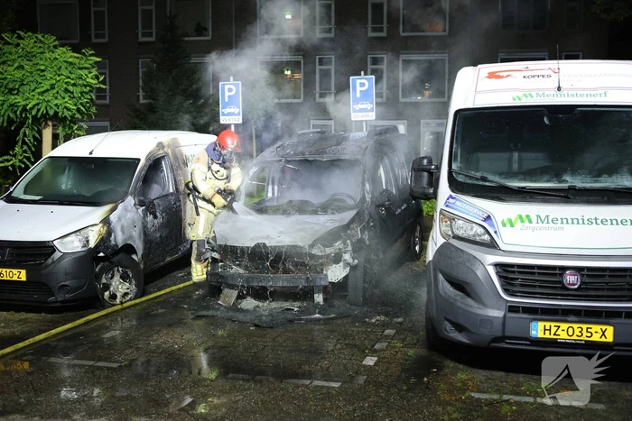 Voertuigen beschadigd na brand