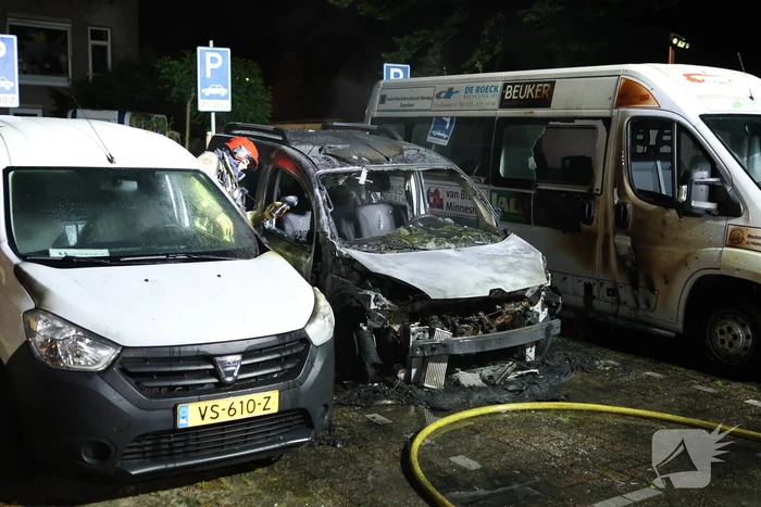 Voertuigen beschadigd na brand