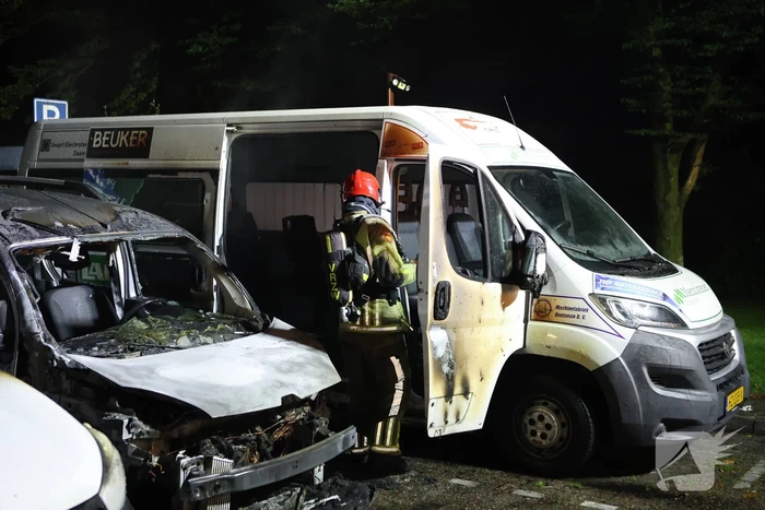 Voertuigen beschadigd na brand