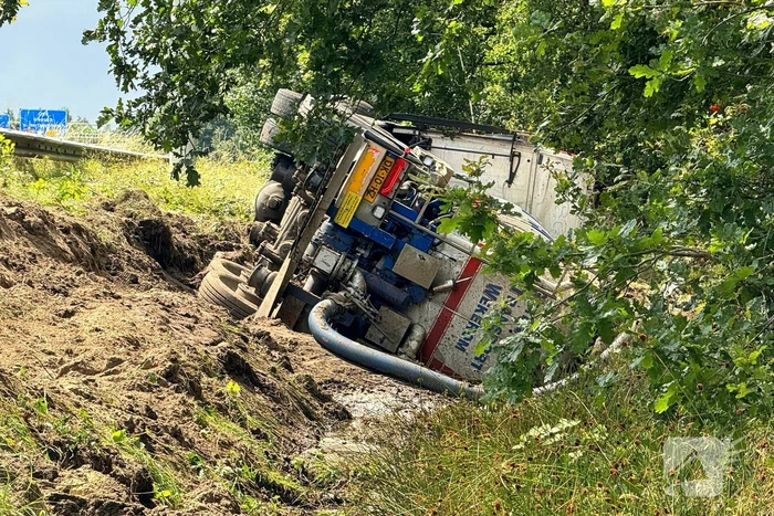 Vrachtwagen raakt van de weg en belandt in sloot