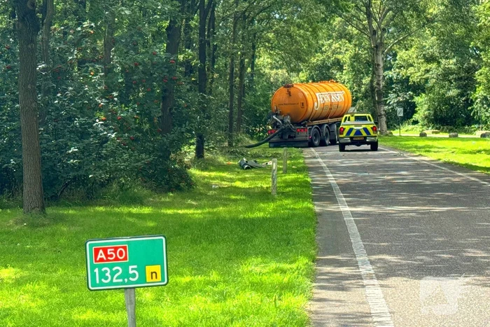 Vrachtwagen raakt van de weg en belandt in sloot
