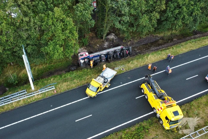 Vrachtwagen raakt van de weg en belandt in sloot