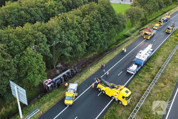 Vrachtwagen raakt van de weg en belandt in sloot