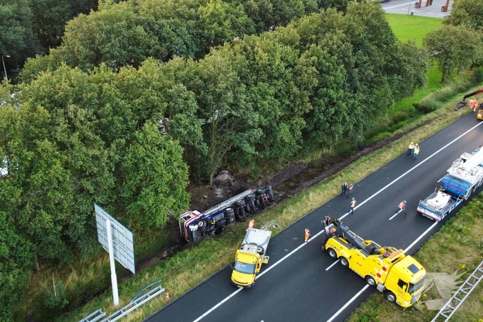 Vrachtwagen raakt van de weg en belandt in sloot