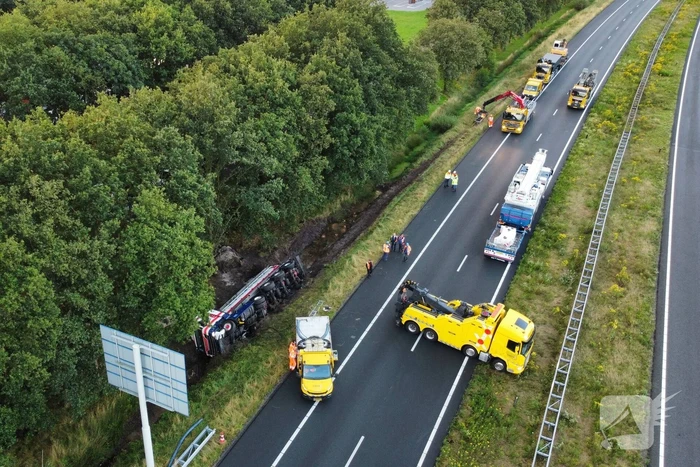 Vrachtwagen raakt van de weg en belandt in sloot