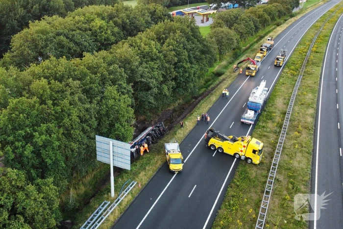 Vrachtwagen raakt van de weg en belandt in sloot