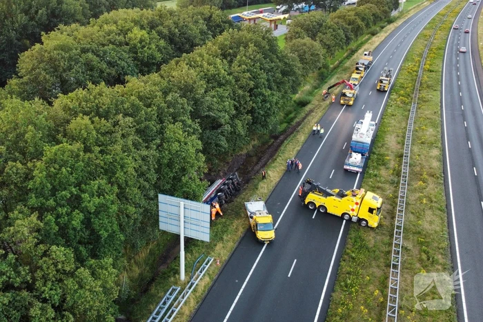 Vrachtwagen raakt van de weg en belandt in sloot