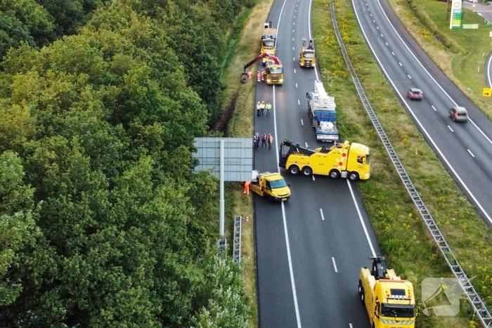 Vrachtwagen raakt van de weg en belandt in sloot