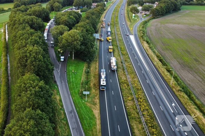 Vrachtwagen raakt van de weg en belandt in sloot
