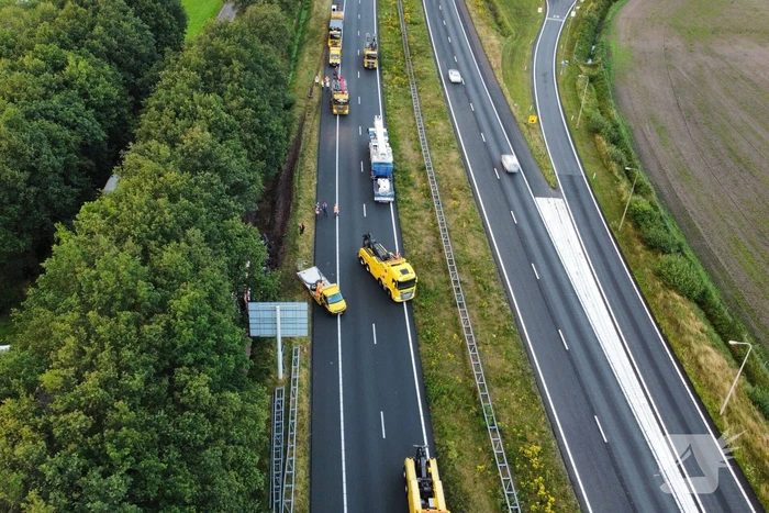Vrachtwagen raakt van de weg en belandt in sloot