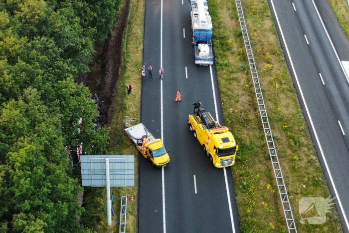 Vrachtwagen raakt van de weg en belandt in sloot