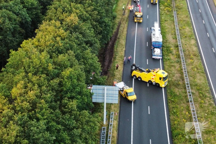 Vrachtwagen raakt van de weg en belandt in sloot