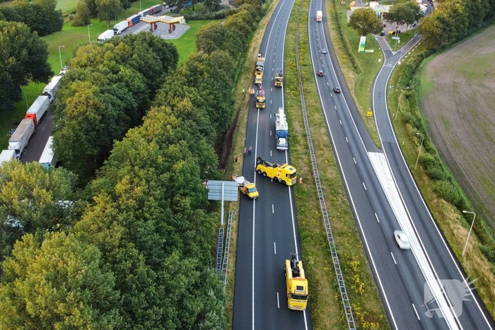 Vrachtwagen raakt van de weg en belandt in sloot