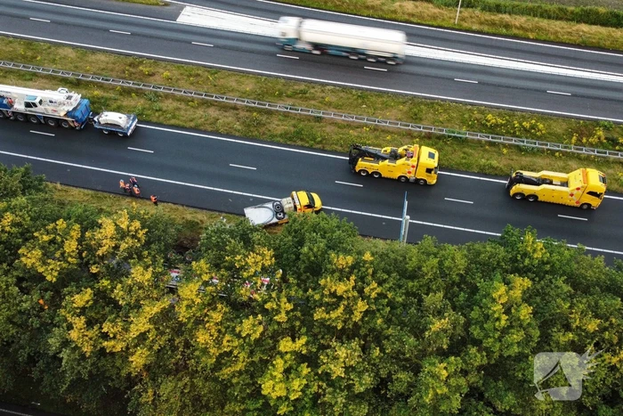 Vrachtwagen raakt van de weg en belandt in sloot