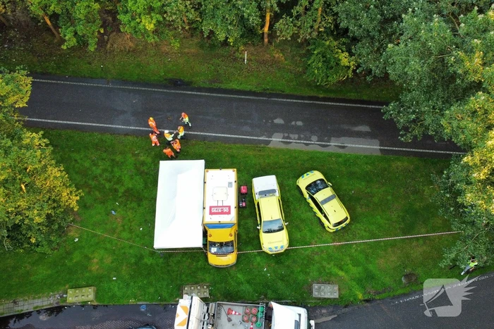 Vrachtwagen raakt van de weg en belandt in sloot