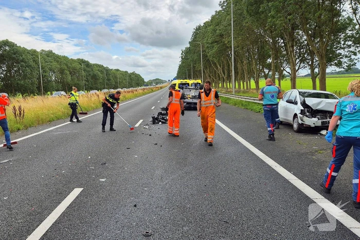 Auto belandt op de kop op snelweg