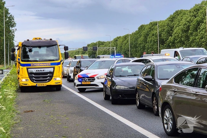 Auto belandt op de kop op snelweg