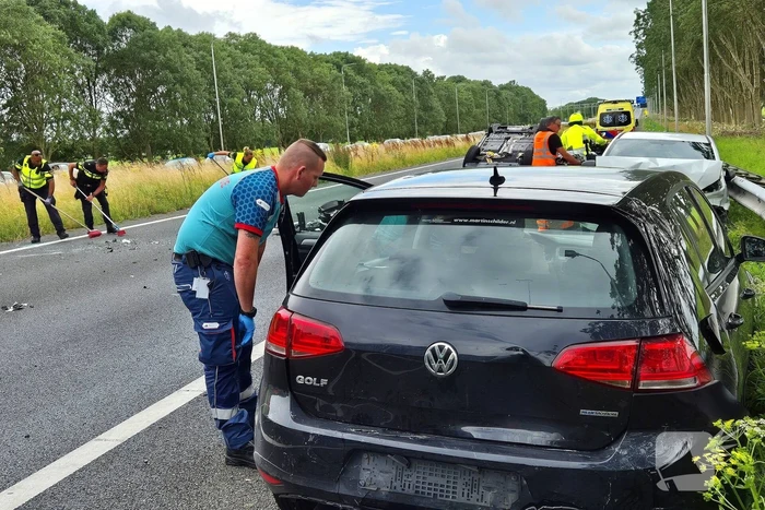 Auto belandt op de kop op snelweg