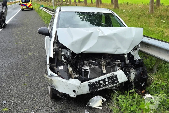 Auto belandt op de kop op snelweg