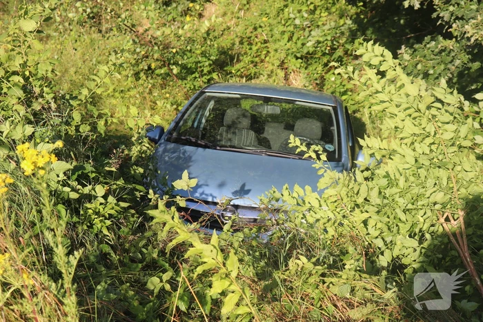 Bestuurder raakt macht over het stuur kwijt en belandt naast de weg