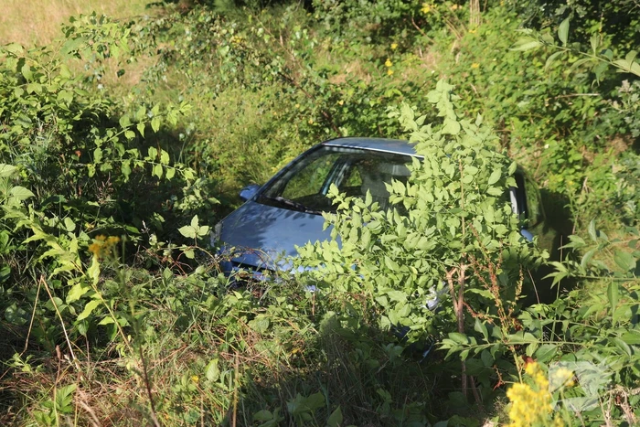 Bestuurder raakt macht over het stuur kwijt en belandt naast de weg