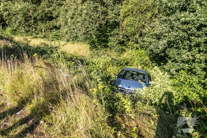 Bestuurder raakt macht over het stuur kwijt en belandt naast de weg