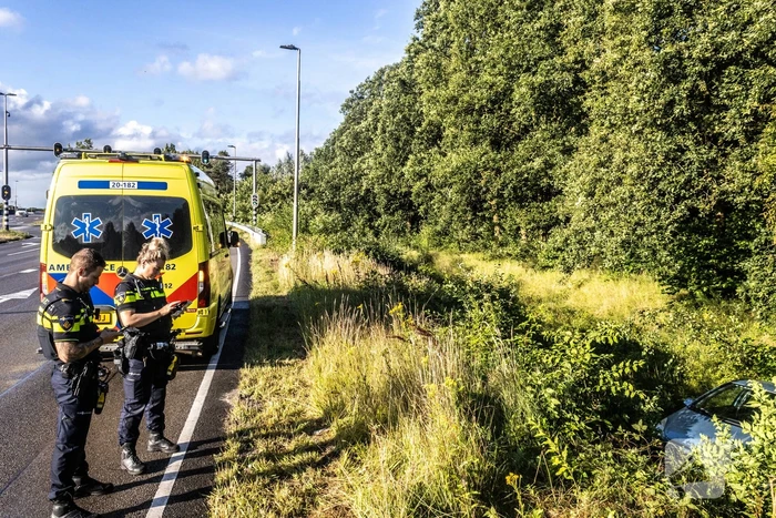 Bestuurder raakt macht over het stuur kwijt en belandt naast de weg