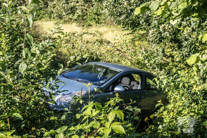 Bestuurder raakt macht over het stuur kwijt en belandt naast de weg