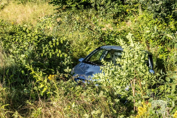 Bestuurder raakt macht over het stuur kwijt en belandt naast de weg