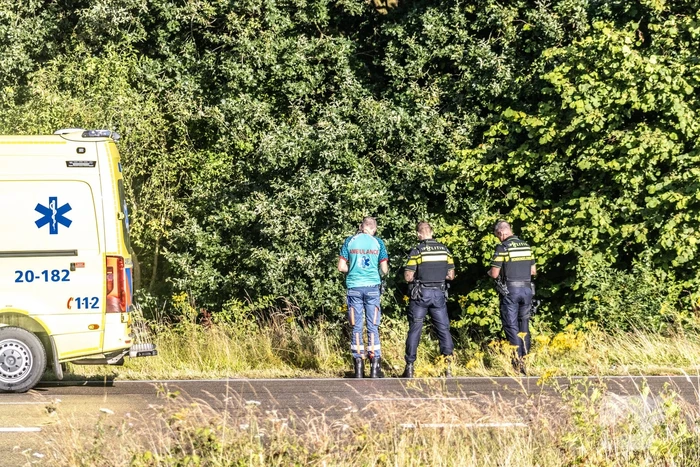 Bestuurder raakt macht over het stuur kwijt en belandt naast de weg