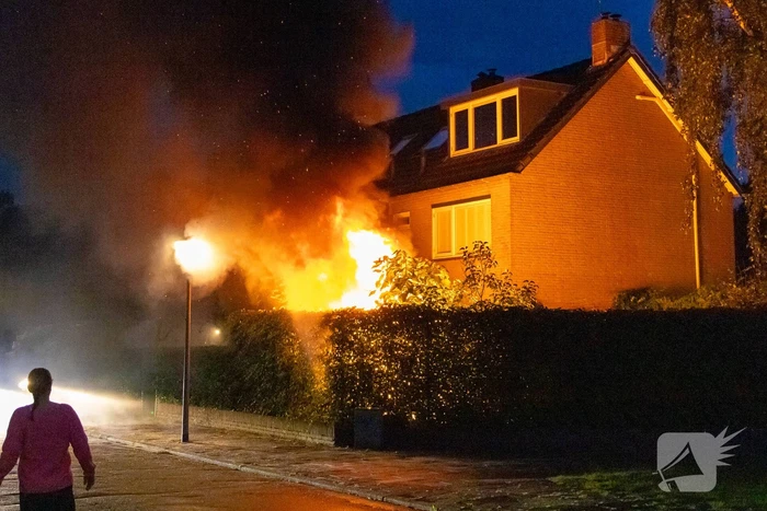 Uitslaande brand in schuur van woning