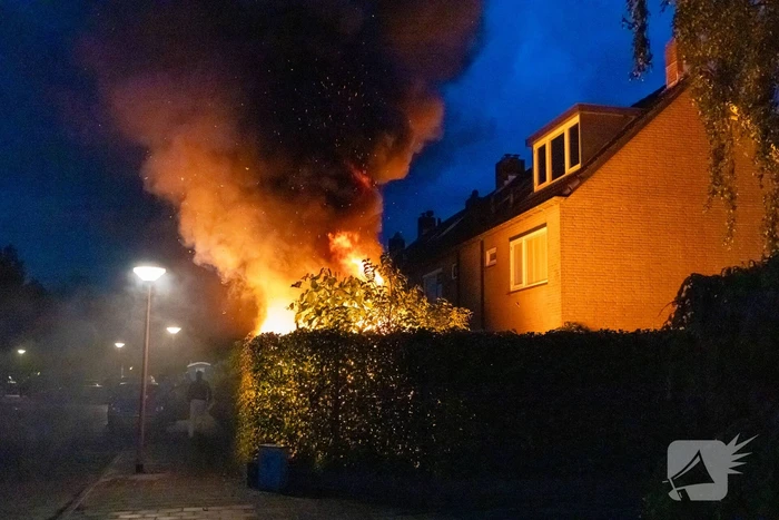 Uitslaande brand in schuur van woning