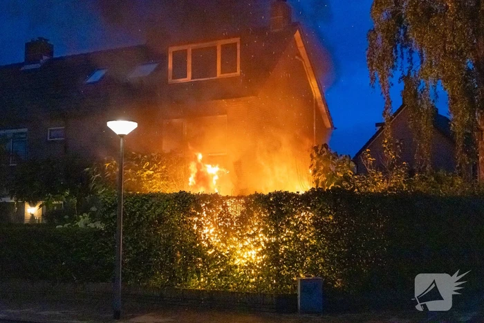 Uitslaande brand in schuur van woning